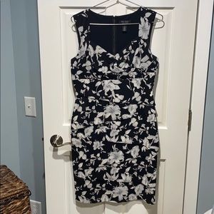 WHBM instantly slimming black/white floral dress